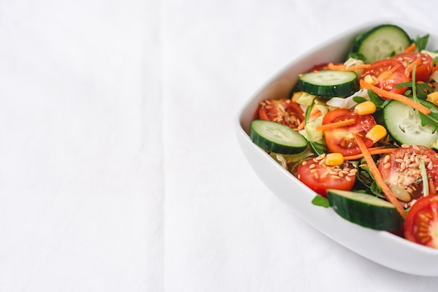 Flache Lage des frischen geschmackvollen Salats, gesunde Ernährung, Diät, Vegetarier, Veganer. Platz kopieren.