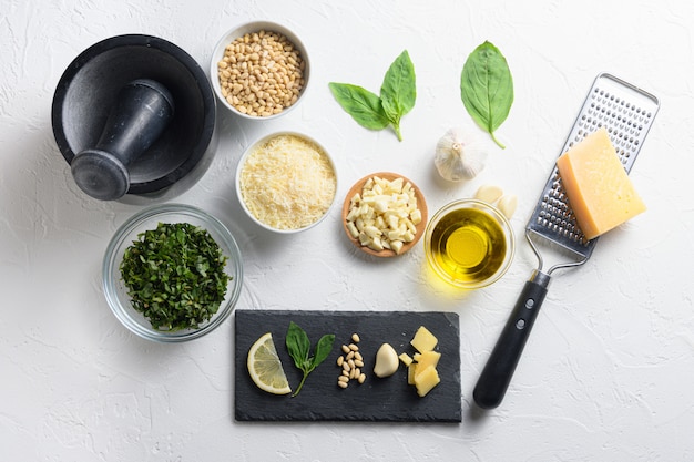 Flache Lage des gesunden Lebensmittelkonzepts oder der Zutaten für das Kochen von Pesto