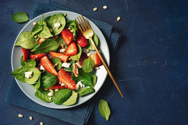 Flache Lage des gesunden Vegetarain-Salats der Saison mit Erdbeere