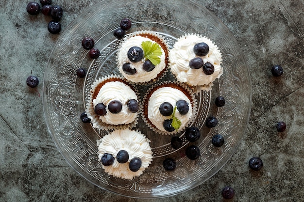 Foto flache lage des köstlichen cupcakes-konzepts