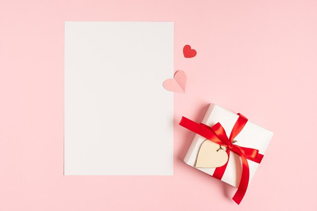 Flache Lage des leeren Briefpapiers mit Geschenk zum Valentinstag.