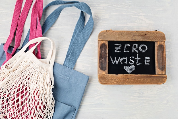 Flache Lage des Zero Waste Kits. Set umweltfreundliche wiederverwendbare Mesh-Baumwolltasche. Nachhaltiges, ethisches, plastikfreies Lifestyle-Konzept. Draufsicht