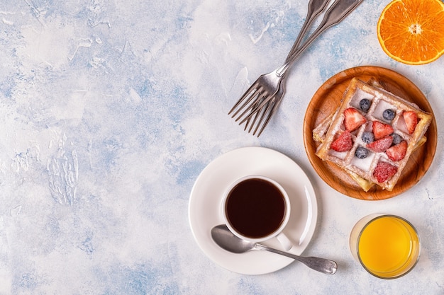 Flache Lage köstlichen Frühstücks mit Kaffee