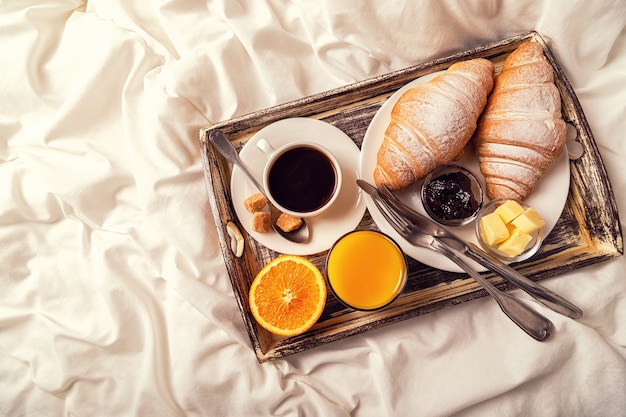 Flache Lage köstlichen Frühstücks mit Kaffee
