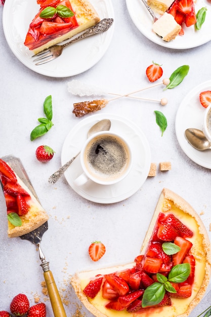 Flache Lage mit Erdbeerkäsekuchen