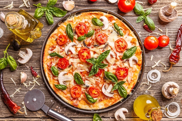 Flache Lage mit italienischer Pizza