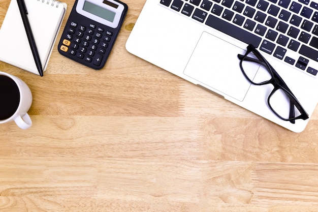 Flache Lage Schreibtisch Tisch des modernen Arbeitsplatzes mit Laptop auf Holztisch,