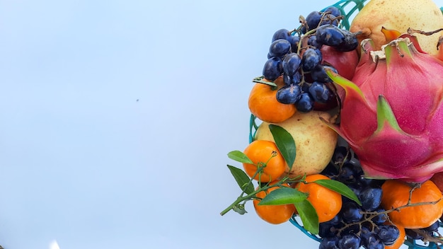 Flache Lage, tropische Drachenfrucht-Orangen, Birnen, Trauben auf weißem Hintergrund 01