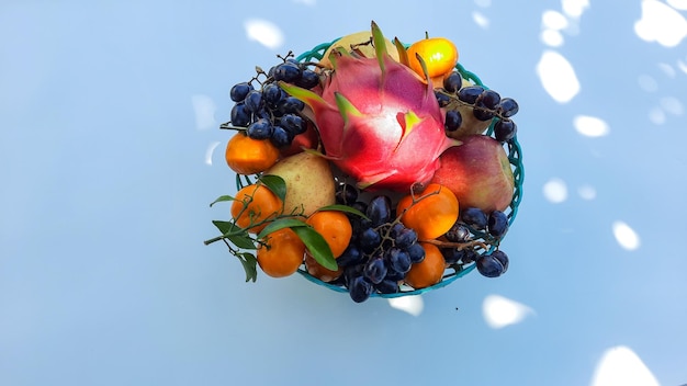 Foto flache lage, tropische drachenfrucht orangen, birnen, trauben in der mitte isoliert auf weißem hintergrund 01