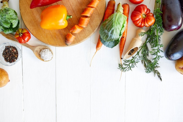 Flache Lage verschiedener Bio-Gemüsezutaten und würzig auf Holzhintergrund, lokales Essen, vegetarisches und veganes Essen, Diätfrühlingskonzept, Draufsicht, Kopierraum.