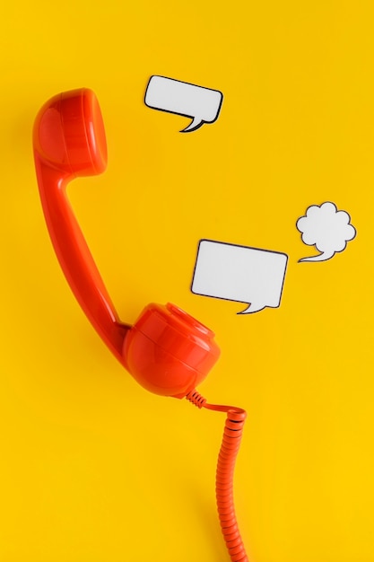 Flache Lage von Chatblasen und Telefonhörer für die Kommunikation