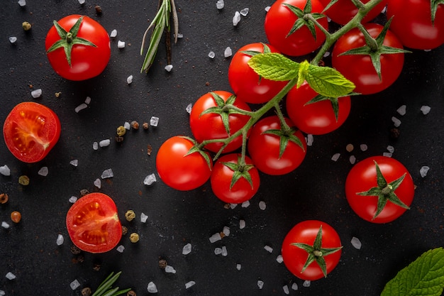 Flache Lage von frischen Kirschtomaten mit Gewürzen