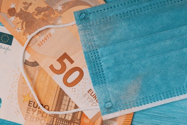 Foto flache lage von gesichtsmaske und euro-banknoten
