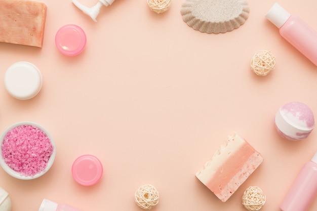 Flache Lage von rosa Badesalz, handgemachter Seife, Kosmetikgläsern, Flaschen