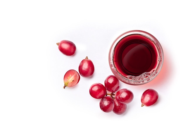 Flache Lage von rotem Traubensaft mit Traubenfrüchten auf Weiß