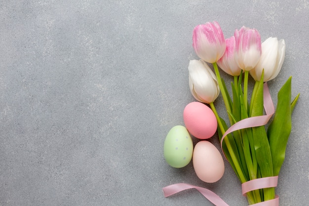 Foto flache lage von tulpenstrauß mit bunten ostereiern