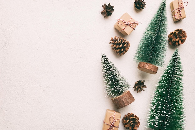 Flache Lay-Komposition mit Weihnachtsbäumen auf farbigem Hintergrund Draufsicht mit Kopierraum