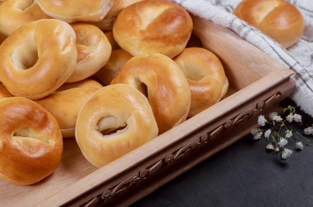 Flache Minibagels im hölzernen Behälter.