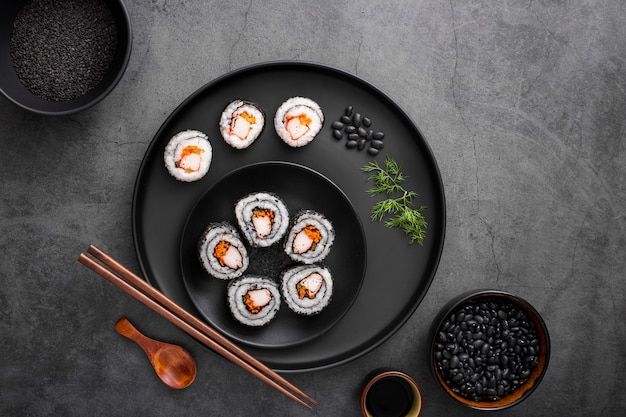 Flache Mischung aus Maki-Sushi