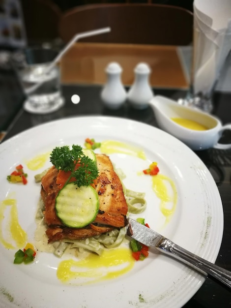 flache Nudeln mit Fleisch auf dem Teller