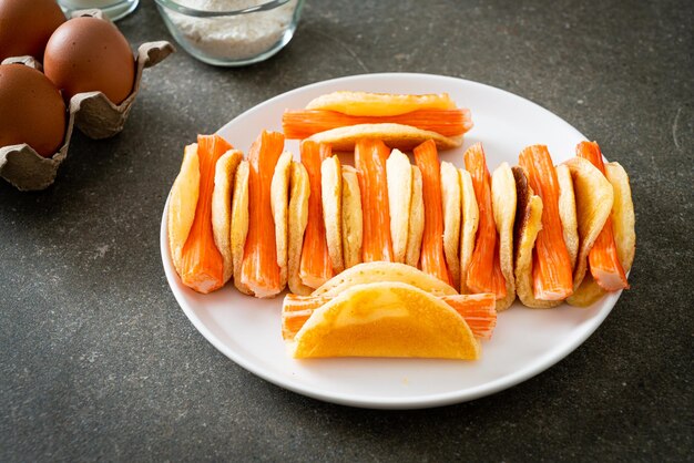 Flache Pfannkuchenrolle mit Krabbenstäbchen