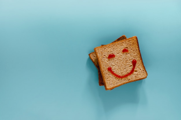 Flache Schicht Brot mit lächelndem Gesicht