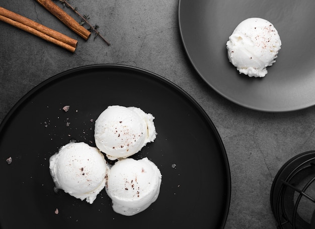 Foto flache teller mit eiskugeln