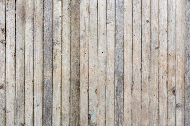 Flache Textur und Hintergrund von vertikalen grauen dünnen Massivholzbohlen alt trocken und staubig