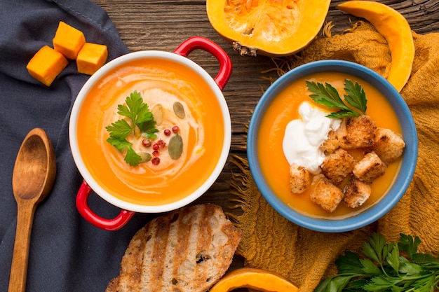 Foto flache winterkürbissuppe mit toast und croutons