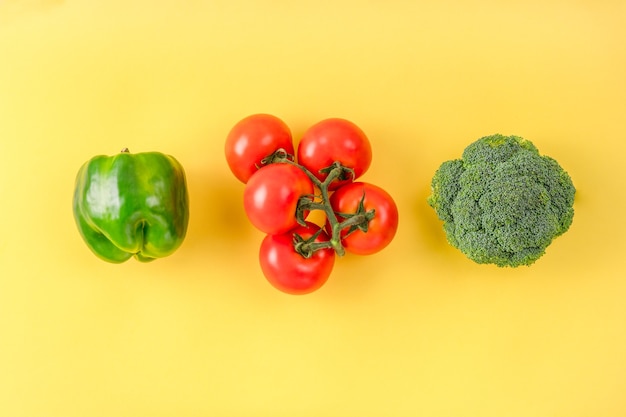 Flache Zusammensetzung mit frischem Obst und Gemüse auf Farbe