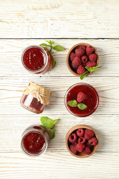 Foto flache zusammensetzung mit himbeermarmelade auf holzuntergrund