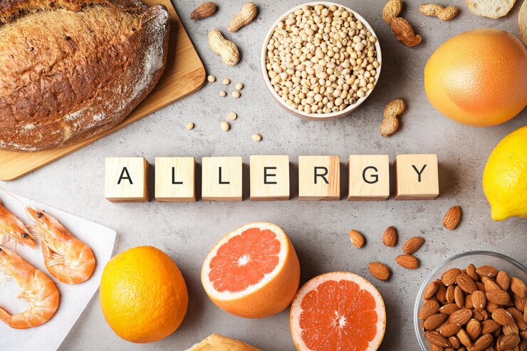Foto flache zusammensetzung verschiedener lebensmittel und holzwürfel mit dem wort allergie auf grauem tisch