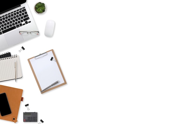 Flacher Arbeitstisch mit Laptop, Bürobedarf, Kaffeetasse, Tablet und mobilem Smartphone auf weißem Hintergrund