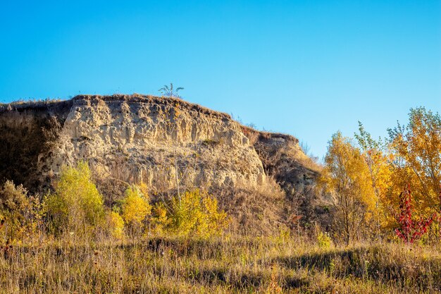 Flacher Berg im Herbst