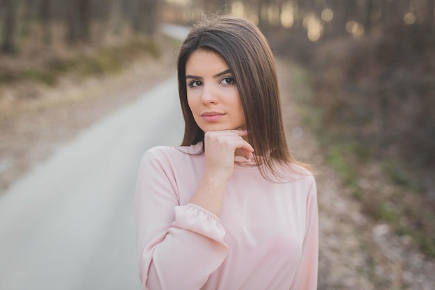 Flacher Fokusschuss einer kaukasischen Frau, die ein schönes rosa Kleid trägt