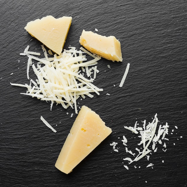 Flacher, geriebener Parmesan