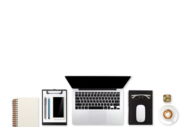 Flacher Lage, weißer Schreibtisch des Draufsichtarbeitsplatz-Geschäfts mit Laptop-Computer, Handy und Büroartikel und Kaffeetasse