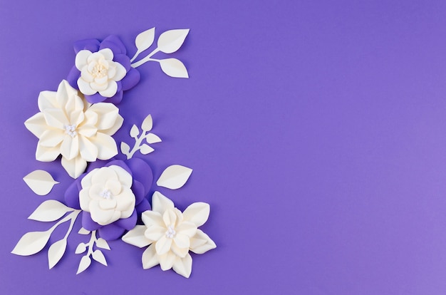 Flacher Laienrahmen mit weißen Blumen auf purpurrotem Hintergrund