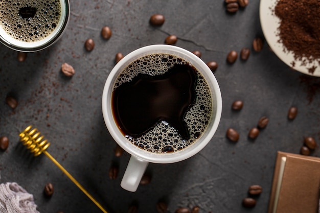 Foto flacher schwarzer kaffee mit bohnen