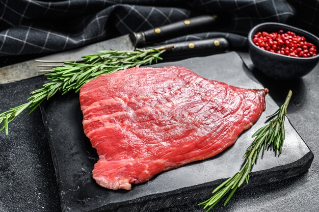 Flaches Eisensteak mit Gewürzen