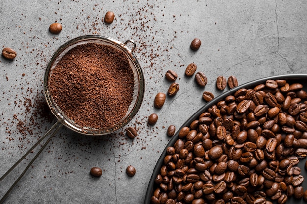 Foto flaches kaffeepulver in sieb und kaffeebohnen legen