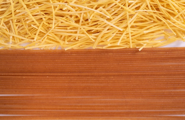 Flaches Laienbild von verschiedenen Nudeln und Spaghetti für Hintergründe und Wandkunst