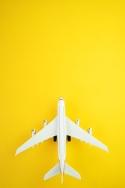 Flaches Lay-Design des Reisekonzepts mit Flugzeug