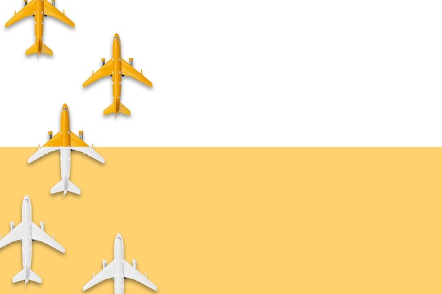 Flaches Lay-Design von Reisen im Sommerkonzept Draufsicht auf ein Flugzeug auf einem leeren weißen und gelben Pastellfarbbildschirm mit Kopie Raumfahrt auf Sommerreise