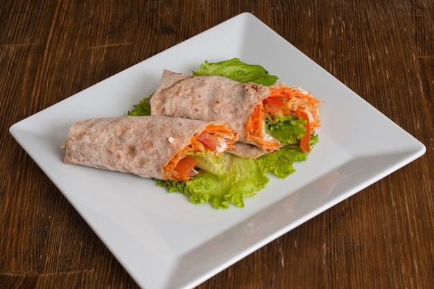 Fladenbrot mit Gemüse und Sauerrahm umwickelt.