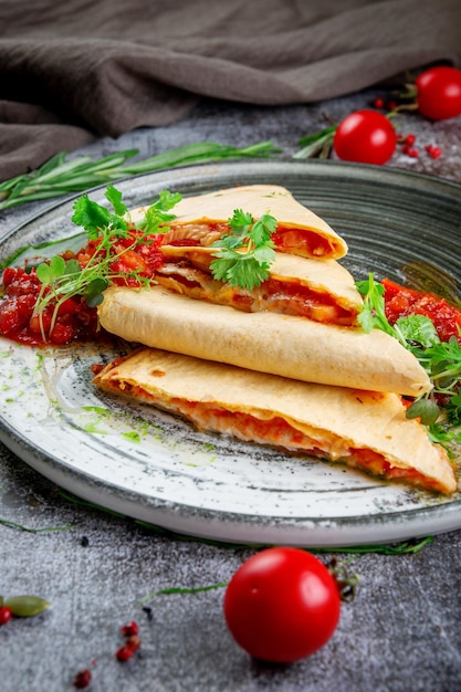 Fladenbrot mit Hähnchen-Käse-Füllung Pfannkuchen mit Tomatenfüllung