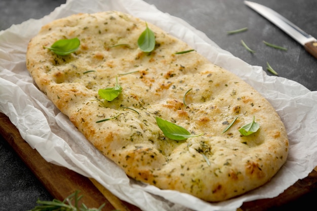 Fladenbrot Nahaufnahme. Focaccia-Brot mit Rosmarin, Olivenöl, Basilikum