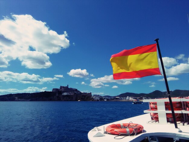 Foto flagge auf einem boot gegen den blauen himmel