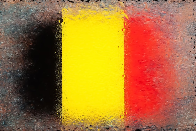 Flagge Belgiens Flagge Belgiens auf dem Hintergrund von Wassertropfen Flagge mit Regentropfen Spritzer auf Glas