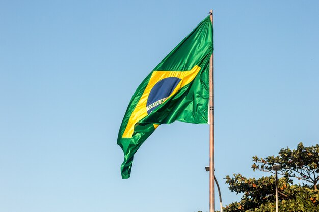Flagge Brasiliens im Freien in Rio de Janeiro, Brasilien.